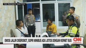VIDEO: Emosi Jalur Diserobot, Sopir Minibus Adu Jotos Dengan Kernet Bu