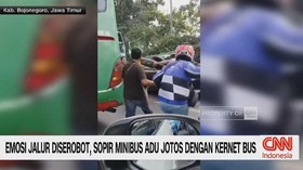 VIDEO: Emosi Jalur Diserobot, Sopir Minibus Adu Jotos Dengan Kernet