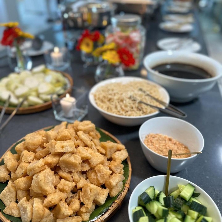 <p>Tak hanya makanan khas Lebaran seperti lontong opor atau kue-kue kering, Farah Quinn juga menyiapkan menu khusus yakni pempek. "Mulai dari hidangan tradisional khas Idul Fitri hingga hidangan meriah dari Palembang (Sumatera Selatan), menu yang disajikan merupakan perpaduan yang menyenangkan!" bebernya. (Foto: Instagram @farahquinnofficial)<br /><br /><br /></p>
