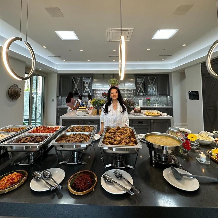 <p>Di kesempatan yang sama pula, Farah Quinn turut memperlihatkan menu Lebaran. Di sana terdapat beragam makanan yang sudah ia siapkan untuk menjamu keluarga dan tamu. (Foto: Instagram @farahquinnofficial)<br /><br /><br /></p>