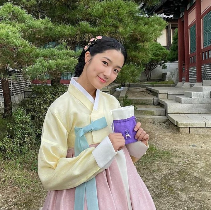 <p>Di tahun 2021, karier aktris yang pernah menjadi <em>cameo</em> di drama <em>True Beauty</em> ini semakin melejit. Kim Hye Yoon mengambil peran utama dalam drama berlatarkan kerajaan, yang bertajuk <em>Secret Royal Inspector & Joy</em>. (Foto: Instagram @hye_yoon1110)</p>