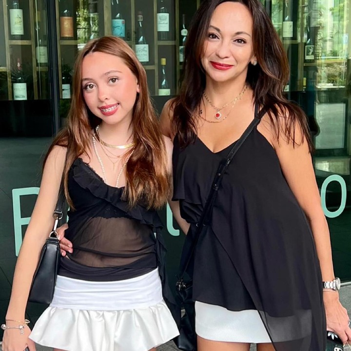 <p>Dari pernikahan tersebut, ia dikarunia dua orang anak perempuan dengan paras blasteran. Berikut potret Gladys bersama salah satu putrinya, Bunda. (Foto: Instagram @gladys_suwandhi)<br /><br /><br /></p>