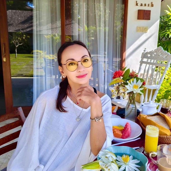 <p>Saat ini, Gladys sudah berusia 45 tahun. Meski begitu, perempuan dengan gelar BA manajemen dari University of Manila ini masih terlihat awet muda. (Foto: Instagram @gladys_suwandhi)<br /><br /><br /></p>