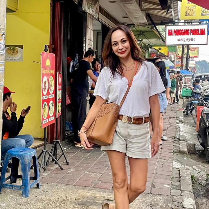 <p>Kita doakan, semoga Gladys selalu dalam kondisi sehat dan bahagia bersama keluarganya ya, Bunda. (Foto: Instagram @gladys_suwandhi)</p>