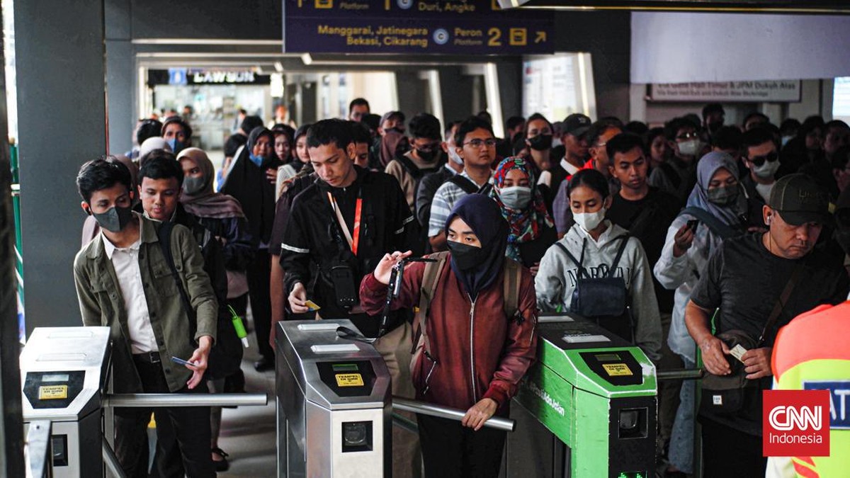 FOTO: Semangat Hari Pertama Kerja Usai Libur Lebaran 2024
