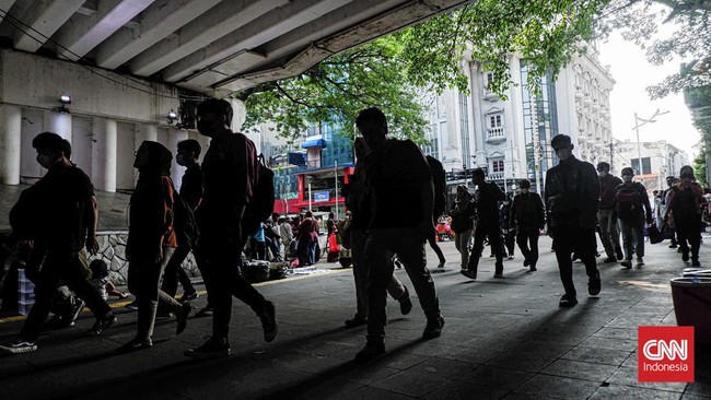 Pasca-liburan Lebaran warga Jakarta kembali dengan rutinitasnya. Pagi ini, Selasa (16/04) suasana disekitar kawasan Stasiun Sudirman, Dukuh Atas dipenuhi warga Jakarta menuju aktivitas kerja ke berbagai tempat. (CNN Indonesia/Ramadhan Nur Fadillah)