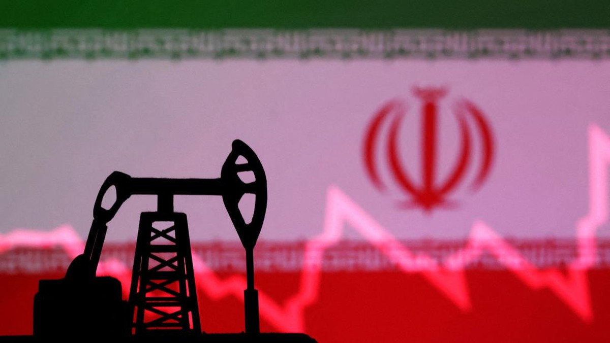 Ekonomi Iran di Ambang Kehancuran: Inflasi Tembus 90%, Rial Ambruk