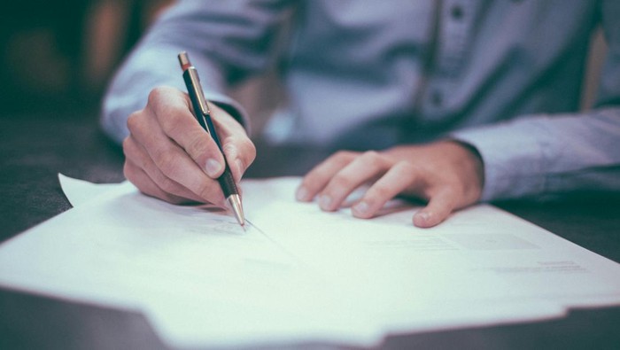 Salah satu dokumen penting dalam konsinyasi adalah Surat Perjanjian Konsinyasi. Artikel ini membahas apa itu Surat Perjanjian Konsinyasi serta cara membuatnya.