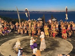 Bikin Baper dan Tak Terduga, Pria Viral Lamar Pacar Saat Aksi Tari Kecak