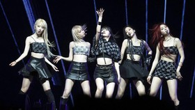 FOTO: Gaya LE SSERAFIM Beraksi di Coachella 2024