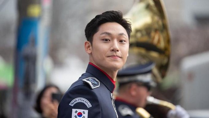 Popularitasnya Makin Naik Lewat 'Exhuma', Simak Penampilan Lee Do Hyun Saat Wajib Militer yang Curi Perhatian!