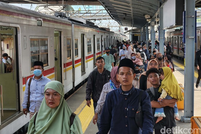 KRL Commuterline kembali penuh dengan penumpang. Hal ini karena hari ini merupakan hari pertama kerja usai libur Lebaran.