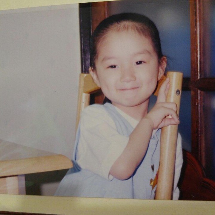 <p>Melalui akun pribadinya, aktris kelahiran tahun 1996 ini membagikan potret dirinya semasa kecil. Dengan rambut yang diikat ke belakang, membuat Kim Hye Yoon cilik ini terlihat begitu menggemaskan dengan lesung di pipinya. (Foto: Instagram @hye_yoon1110)</p>