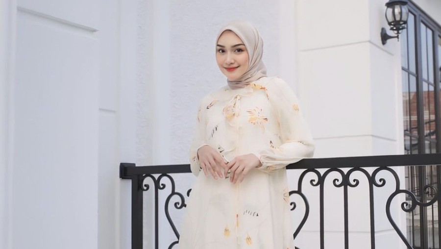 Melody Prima, Si Cantik yang Suka Foto Estetik Bareng Makanan