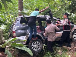 2 Warga Tangerang Ikut Terluka dalam Kecelakaan Mobil Masuk Jurang di Jatim