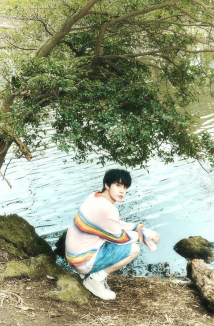 Mulai dari film intro hingga highlight medley, perilisan album YOUTH semakin ditunggu penggemar. Latar belakang alam yang asri, dari hutan hingga lautan, dianggap penggemar sangat menggambarkan sosok Doyoung/Foto: instagram.com/nct