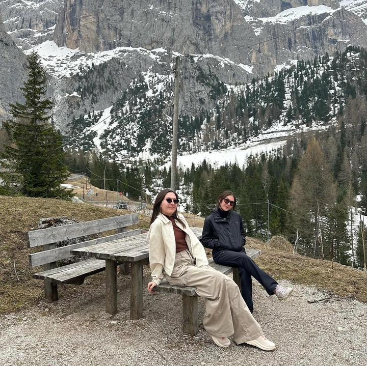 <p>Olivia dan Sabrina tengah menghabiskan waktu dengan pergi berpetualang di pegunungan Dolomites, Italia. "Si kembar menguasai Dolomites," tulis Olivia. (Foto: Instagram @oliviajensen)</p>