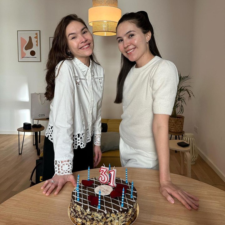 <p>Mereka merayakan ulang tahun bertepatan dengan momen Lebaran baru-baru ini. "Selamat Idul Fitri & Selamat Ulang Tahun Kembaran @sabjensen. Bisa pas gitu<em> bday</em> nya kali ini sama lebaran. Potong kupat & potong kue," tulis Olivia sebagai keterangan fotonya. (Foto: Instagram @oliviajensen)</p>