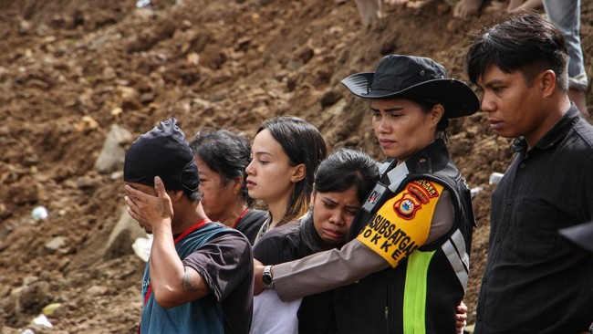 FOTO: Operasi Pencarian Korban Longsor Tana Toraja Disetop