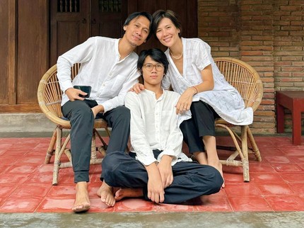 5 Potret Tampan Anak Semata Wayang Eross Candra 'Sheila On 7' Kini Sudah ABG