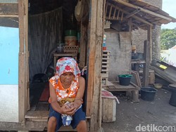 Pilu Pasangan Lansia Cianjur Tinggal di Gubuk Reyot tanpa Listrik