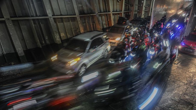 Lonjakan pemudik di Pelabuhan Merak meningkat 86 persen dibanding tahun lalu, dengan 34 kapal beroperasi. Masyarakat diminta beli tiket lewat aplikasi Ferizy.
