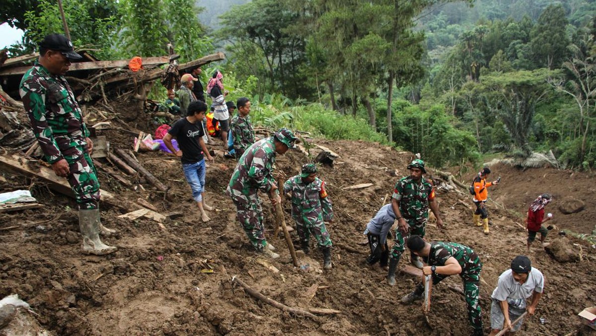 FOTO: Operasi Pencarian Korban Longsor Tana Toraja Disetop
