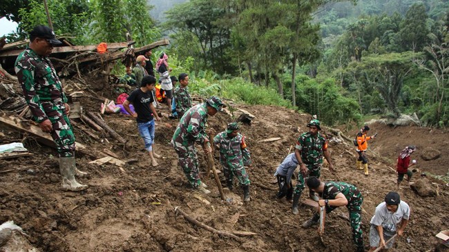 Korban meninggal bumi akibat tambang emas nan longsor di Sungai Abu, Kecamatan Hiliran Gumanti, Kabupaten Solok, Sumatera Barat berjumlah 12 orang.