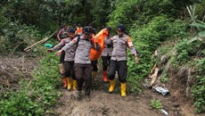 FOTO: Operasi Pencarian Korban Longsor Tana Toraja Disetop