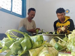 Berkah Perajin Ketupat Kota Blitar Cuan Puluhan Juta Saat Lebaran