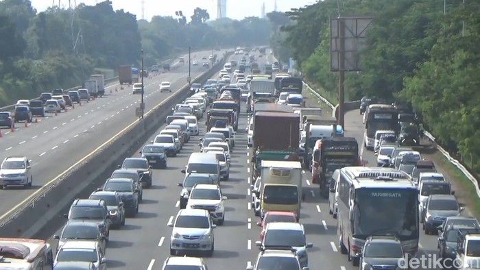 Situasi arus lalu lintas di ruas jalan tol Cikampek terpantau masih padat, bahkan pada pukul 09.00 WIB, ribuan kendaraan masih mengular panjang