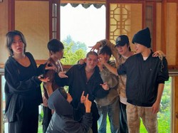 Potret Manis NCT Antar Taeyong Wamil
