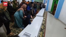 VIDEO: 9 Jenazah Korban Kecelakaan Maut Km58 Tol Cikampek Dimakamkan