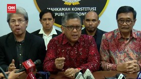 VIDEO: Hasto Kristianto Serahkan Dokumen Amicus Cureae Megawati Ke MK