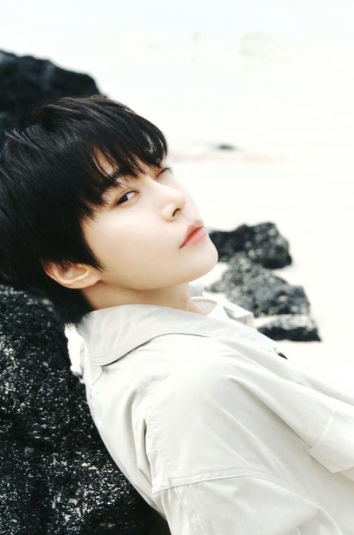 Tidak hanya bernyanyi, Doyoung juga berpartisipasi dalam produksi musik. Ia menulis lagu berjudul Beginning dan From Little Wave/Foto: instagram.com/nct