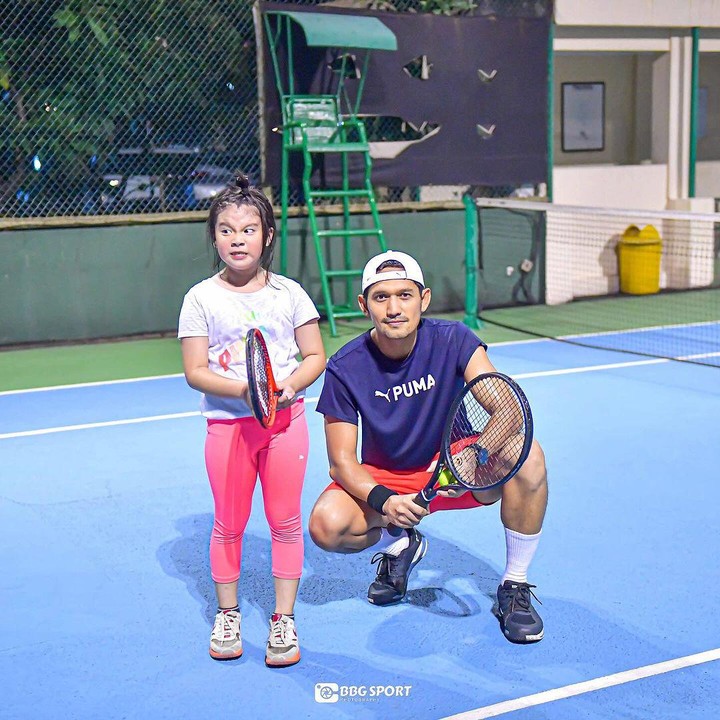 <p>"Ya Allah Ibu Yaya kenapa sih nak, gayamu itu lho lawak banget. Sudah kayak pemain profesional nak," kata seorang netizen. "Sudah seperti atlet tenis sesungguhnya. Tapi kenapa mukanya masih ngelawak?" ujar netizen yang lainnya. (Foto: Instagram: @ibnujamilo/@bbgsportgraphy)</p>