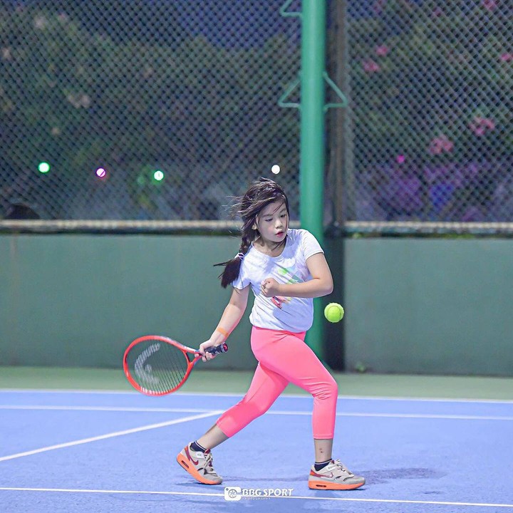 <p>"Ngawal anak gadis latihan tenis," tulis Ibnu seraya mengunggah potret kala Yaya mengayunkan raket tenis berwarna merah. (Foto: Instagram: @ibnujamilo/@bbgsportgraphy)</p>