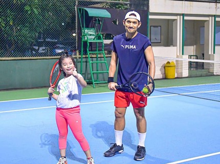 5 Potret Yaya Anak Ririn Ekawati Hobi Main Tenis di Usia 8 th, Gayanya Bikin Gemas