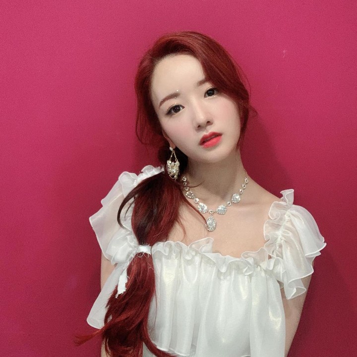 <p>Yoon Bomi sendiri aslinya merupakan seorang idol, Bunda. Pada tahun 2011, ia debut lewat girl group APINK bersama enam member lainnya.(Foto: Instagram @__yoonbomi__)<br /><br /></p>