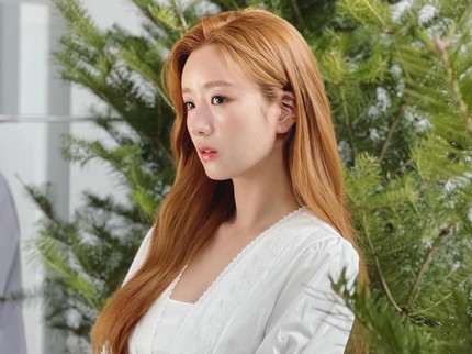 5 Potret Yoon Bomi, Sekretaris Na di Drakor Queen of Tears yang Juga Member Girl Group APINK