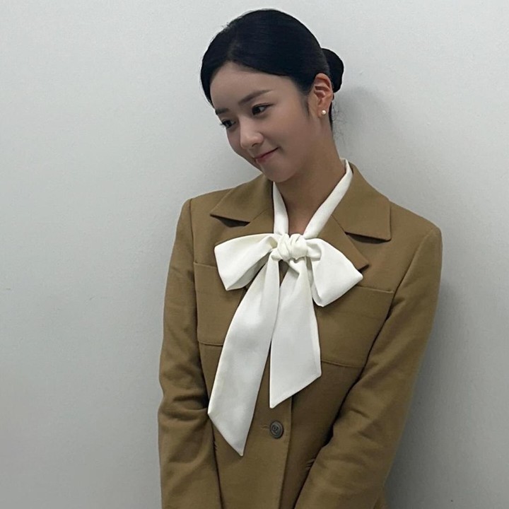 <p>Dalam serial yang tayang di Netflix tiap Sabtu dan Minggu tersebut, penampilan Yoon Bomi menuai banyak pujian karena aktingnya yang bagus, Bunda. Sebagai informasi, perempuan berusia 30 tahun sudah lama terjun ke dunia akting, lho. (Foto: Instagram @__yoonbomi__)<br /><br /><br /></p>