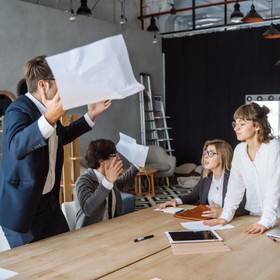 9 Cara Cerdas Mengatasi Drama Politik Kantor yang Melelahkan