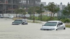 Hujan Badai di Dubai: Jalanan Jadi Sungai Deras, Mobil Mewah Terendam