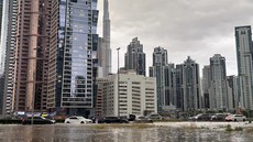 Cuaca Buruk Timteng: Badai Petir Dubai sampai Hujan Es di Arab Saudi