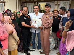 Andre Rosiade Bantu Sembako untuk 3 Kampung Terdampak Banjir di Sumbar