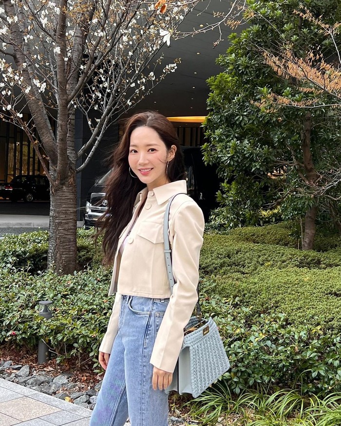 Angin lembut musim semi yang menyegarkan membawa kebahagiaan untuk Park Min Young yang sedang beraktivitas di luar dengan gaya stylish berupa padu padan warna cream dan biru denim./ Foto: instagram,com/rachel_mypark
