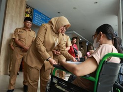 Bupati Ipuk Cek Layanan Publik Banyuwangi di Hari Pertama Masuk Kerja