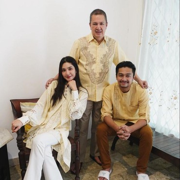 Beda Agama, Ini Sosok Ayah Mikha Tambayong yang Temani Deva Mahenra Lebaran