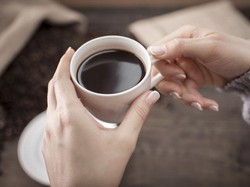 Dokter Urologi Bagikan Tips Sehat Minum Kopi Tanpa Menyiksa Ginjal