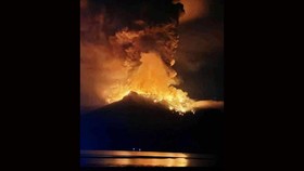 Gunung Ruang Erupsi, Warga Diimbau Mengungsi Hindari Potensi Tsunami